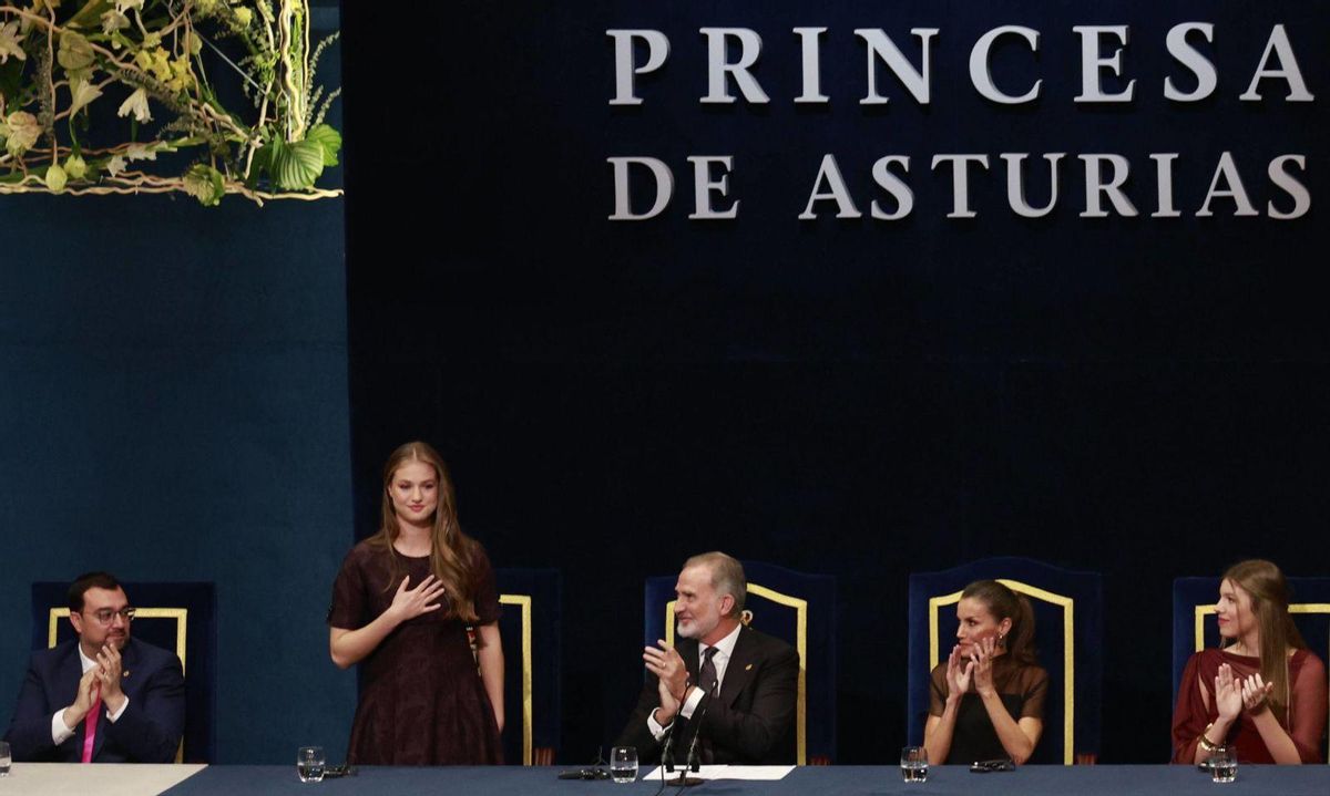 El Rei cedeix el testimoni a Elionor en els premis Princesa d’Astúries El Rei cedeix el testimoni a Elionor en els premis Princesa d’Astúries