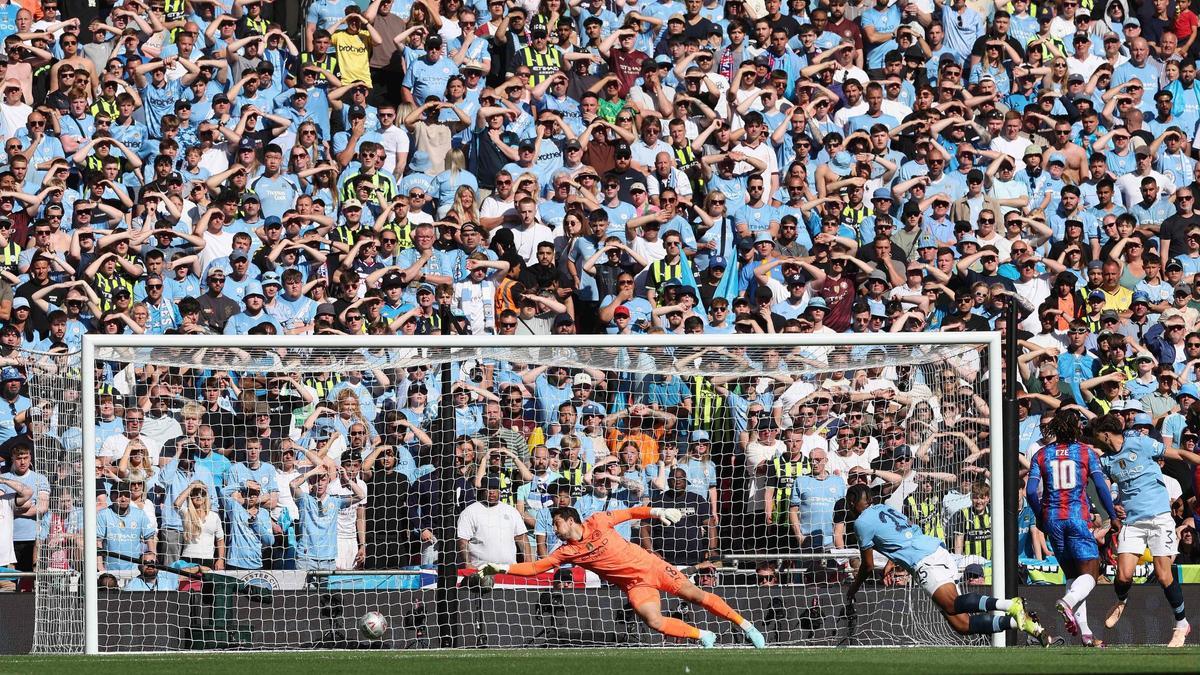 Eze, el jugador del Crystal Palace, bate a Ortega, el portero del City, en la final de la FA Cup de Wembley.