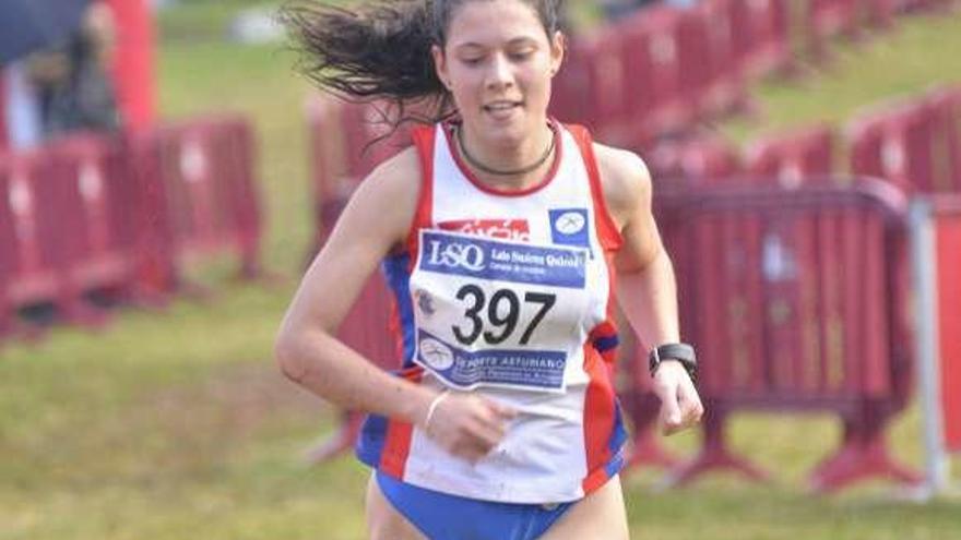 Isabel Barreiro, en los últimos metros de la carrera femenina.