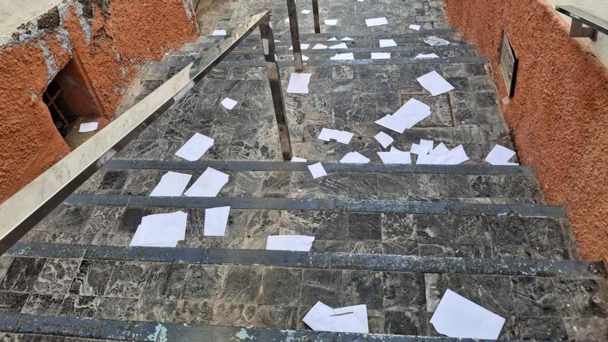 Hojas en blanco esparcidas en una de las calles con escaleras del casco antiguo