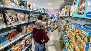 Clientes de una tienda de juguetes de Benidorm.