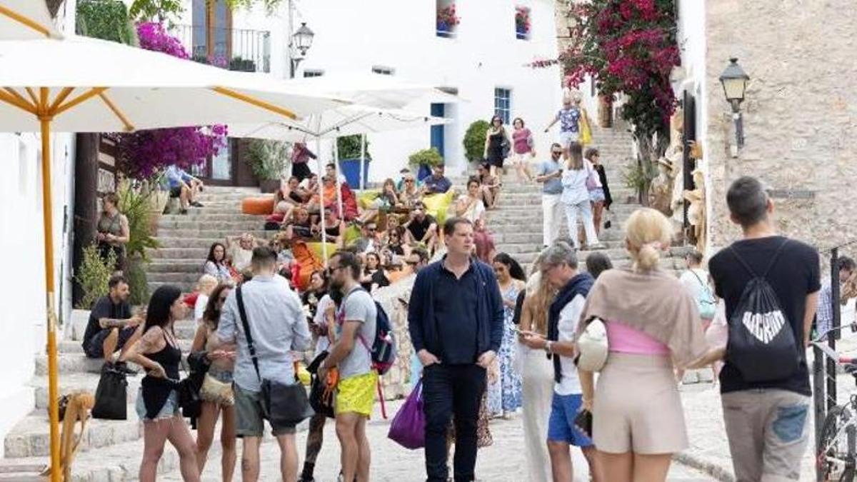 Turistas de paseo por Dalt Vila, el pasado mes de junio.