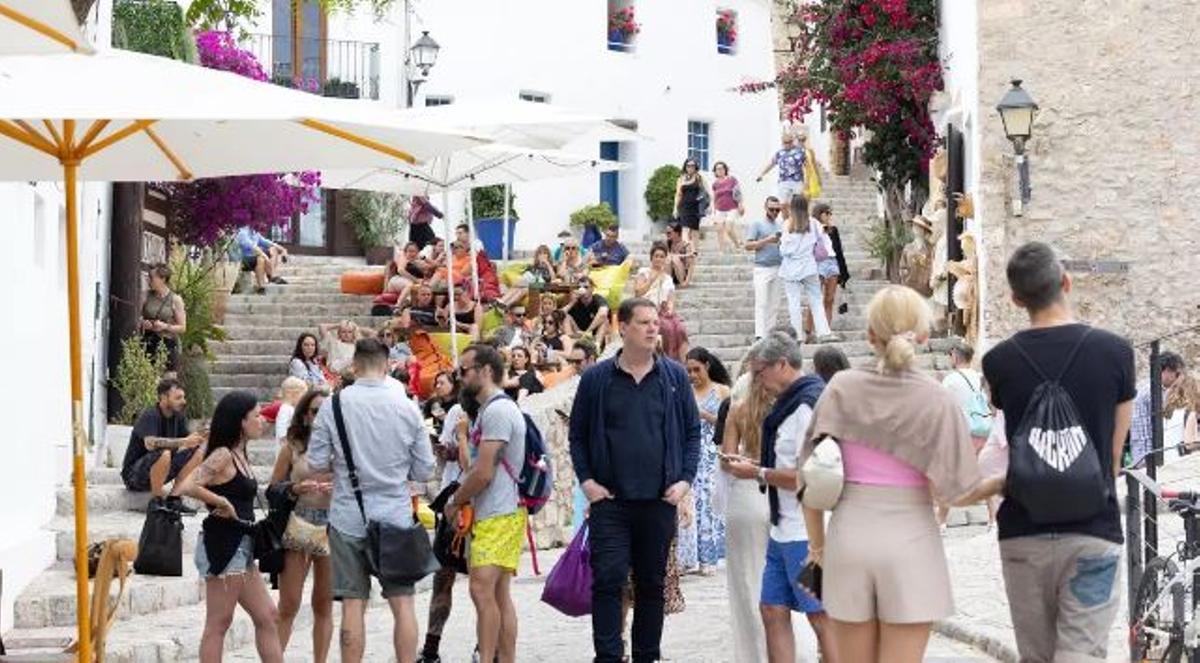 Turistas de paseo por Dalt Vila, el año pasado.