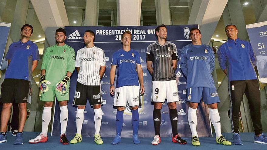 Por la izquierda, Héctor, Juan Carlos, Rocha, Susaeta, Toché, Esteban y Peña en la presentación de las equipaciones del Oviedo para esta temporada.