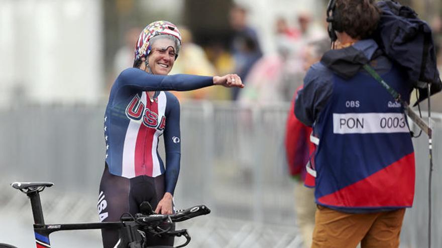La estadounidense Kristin Armstrong celebra el triunfo.