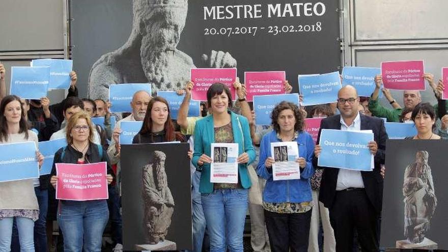 Protesta del BNG, ante el Museo de la Catedral de Santiago. // X. Álvarez