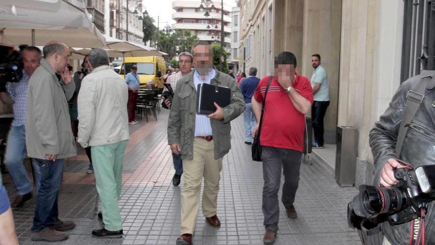 Los dos agentes de paisano de la unidad adscrita a la Fiscalía de Medio Ambiente salen del ayuntamiento de Cartagena.