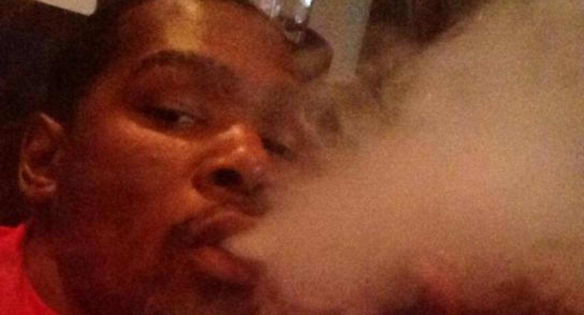 Kevin durant consumiendo marihuana