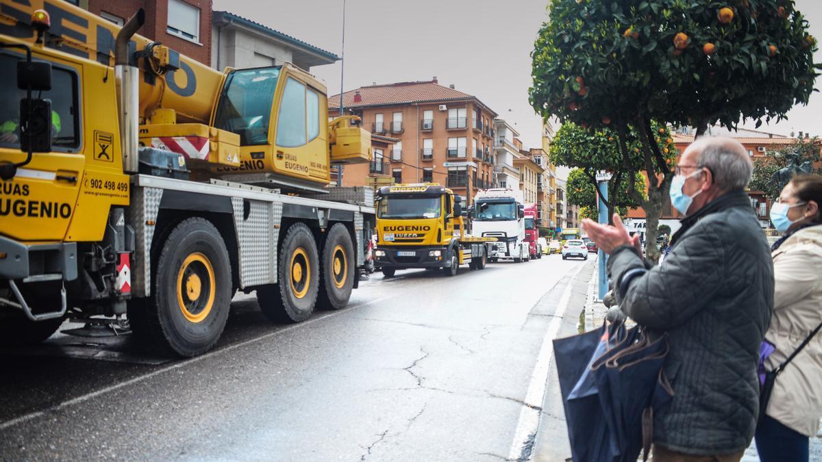 Marcha de los transportistas, esta mañana, en Plasencia.