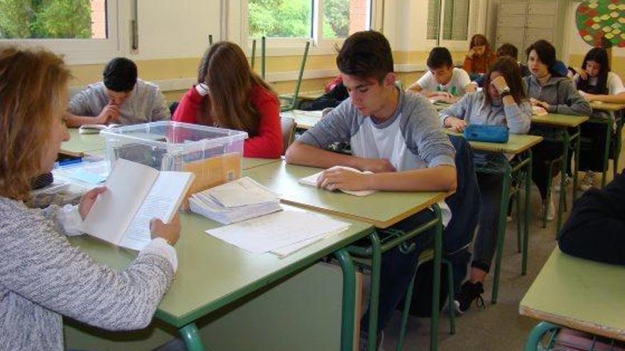 Alumnes de l&#039;institut Quercus de Sant Joan llegint a l&#039;aula, una pràctica diària durant tot el curs