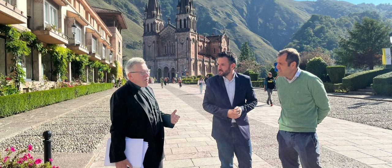 Por la izquierda, Adolfo Mariño, Jorge García y José Manuel González, ayer, en la explanada de Covadonga. | M. V.