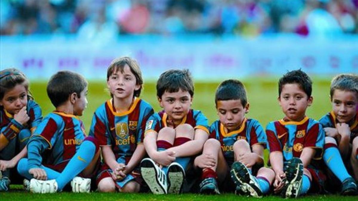 Tensa espera 8 Varios niños esperan la llegada de los jugadores del Barça para hacerse la foto, el lunes.