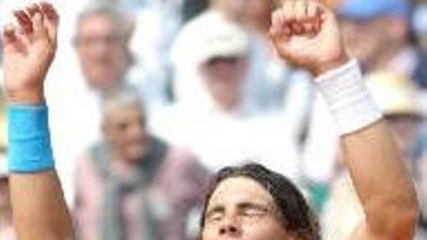 El tenista español Rafael Nadal celebra su victoria en el partido de semifinales del Abierto de Montecarlo que disputó contra el ruso Nikolay Davydenko en Roquebrune-Cap-Martin, Francia. Nadal ganó el encuentro por 6-3 y 6-2.