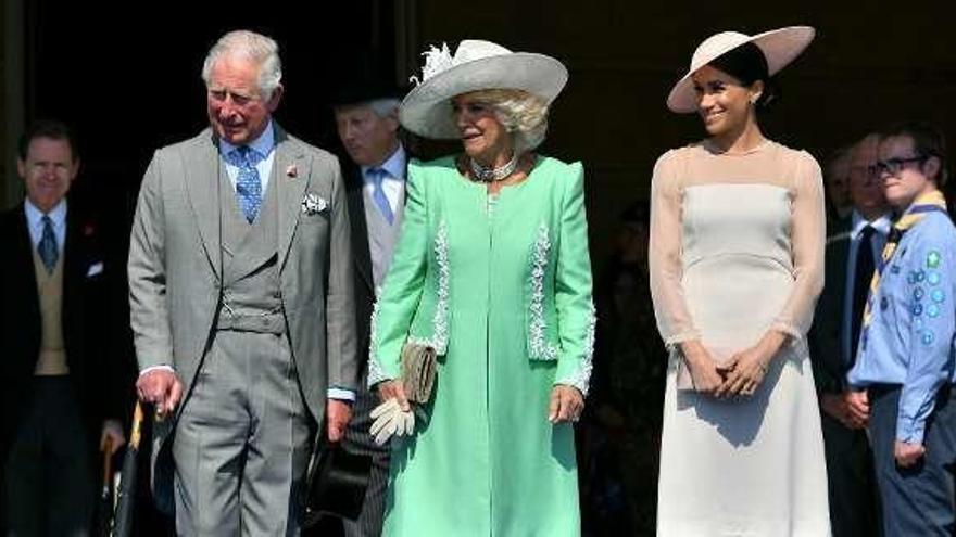 El príncipe Carlos, Camilla y Meghan Markle, ayer.