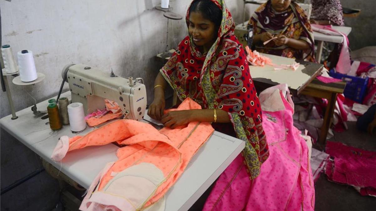 Una trabajadora de una fábrica de Bangladés.