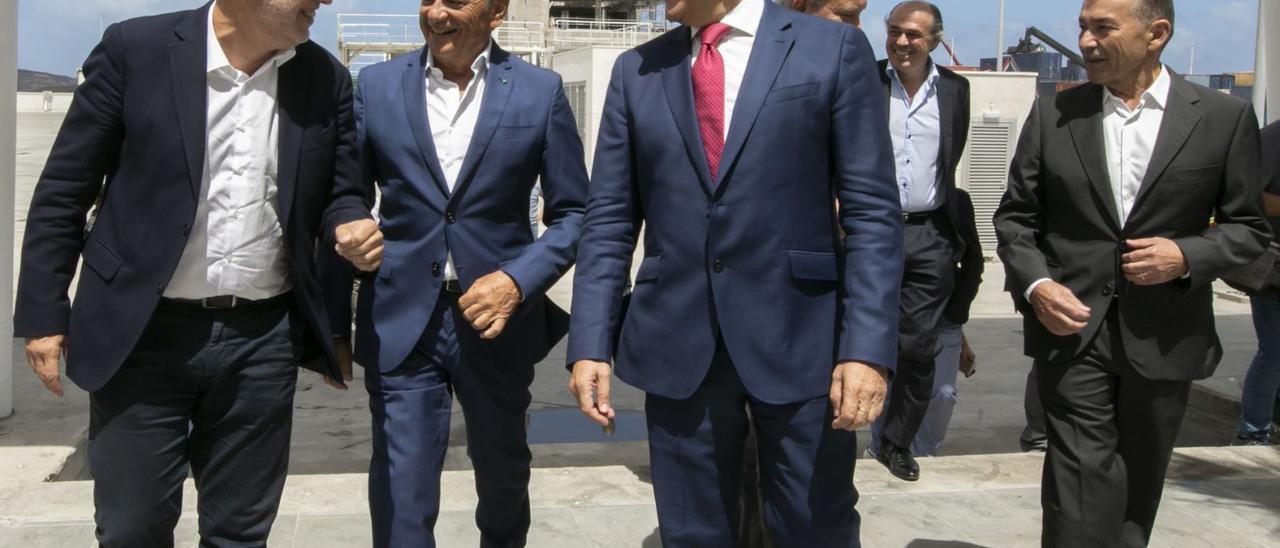 Antonio Armas, flanqueado por Angel Víctor Torres y Román Rodríguez en la inauguración de la terminal de Armas. A la derecha, Paulino Rivero. | | QUIQUE CURBELO