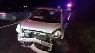Un jabalí ocasiona graves daños a un coche en el Corredor en Coiro