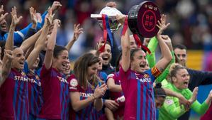 La capitana del Barça femenino, Alexia Putellas, levanta el trofeo del título de liga junto a sus compañeras de equipo al imponerse en el estadio Johan Cruyff al Real Madrid por 5 goles a 0.