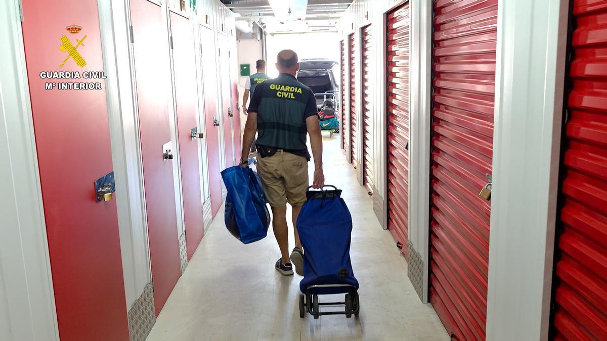 Un agente porta en una bolsa y un carrito joyas recuperadas del bajo donde estaban ocultas