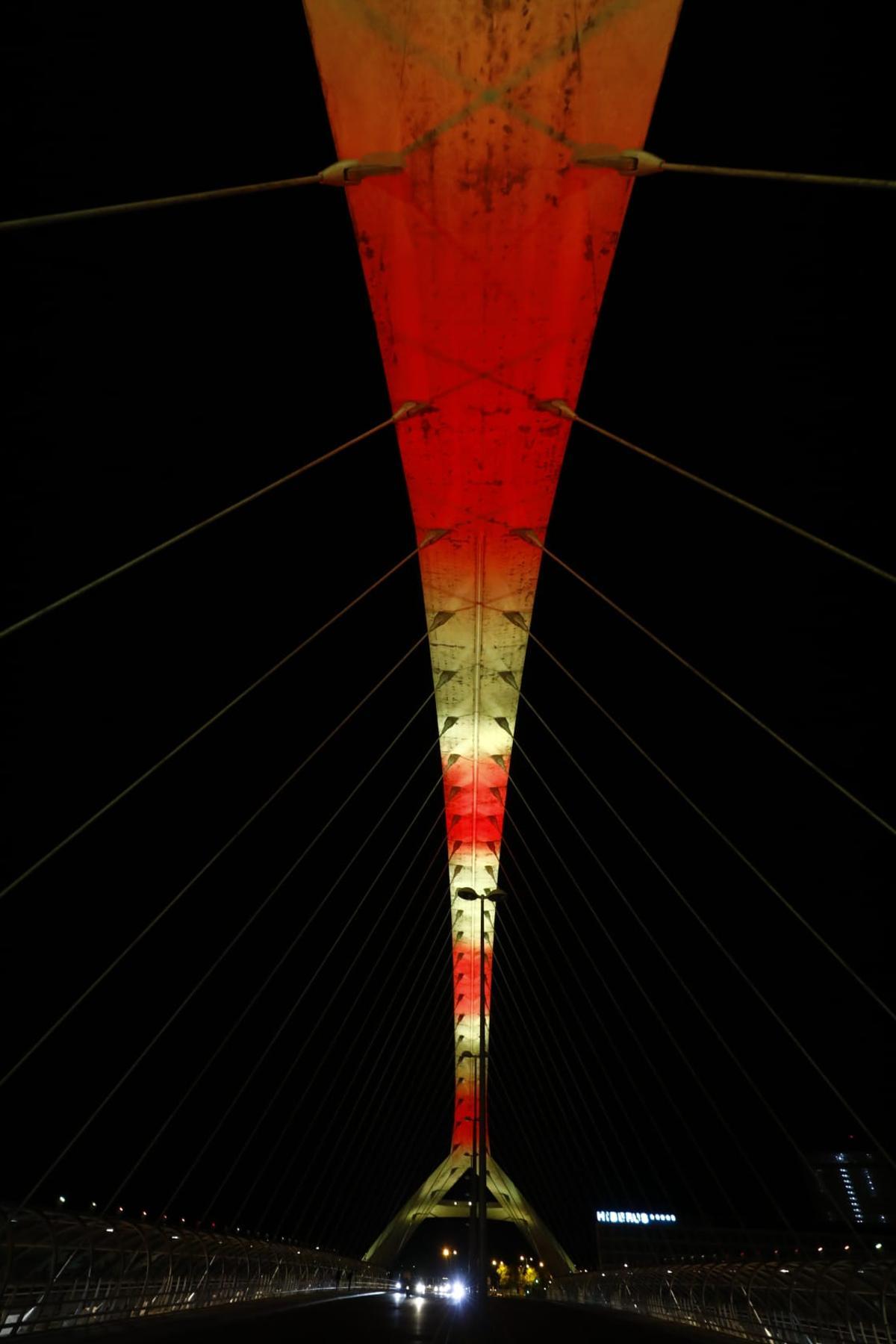 En imágenes | El puente del Tercer Milenio estrena iluminación