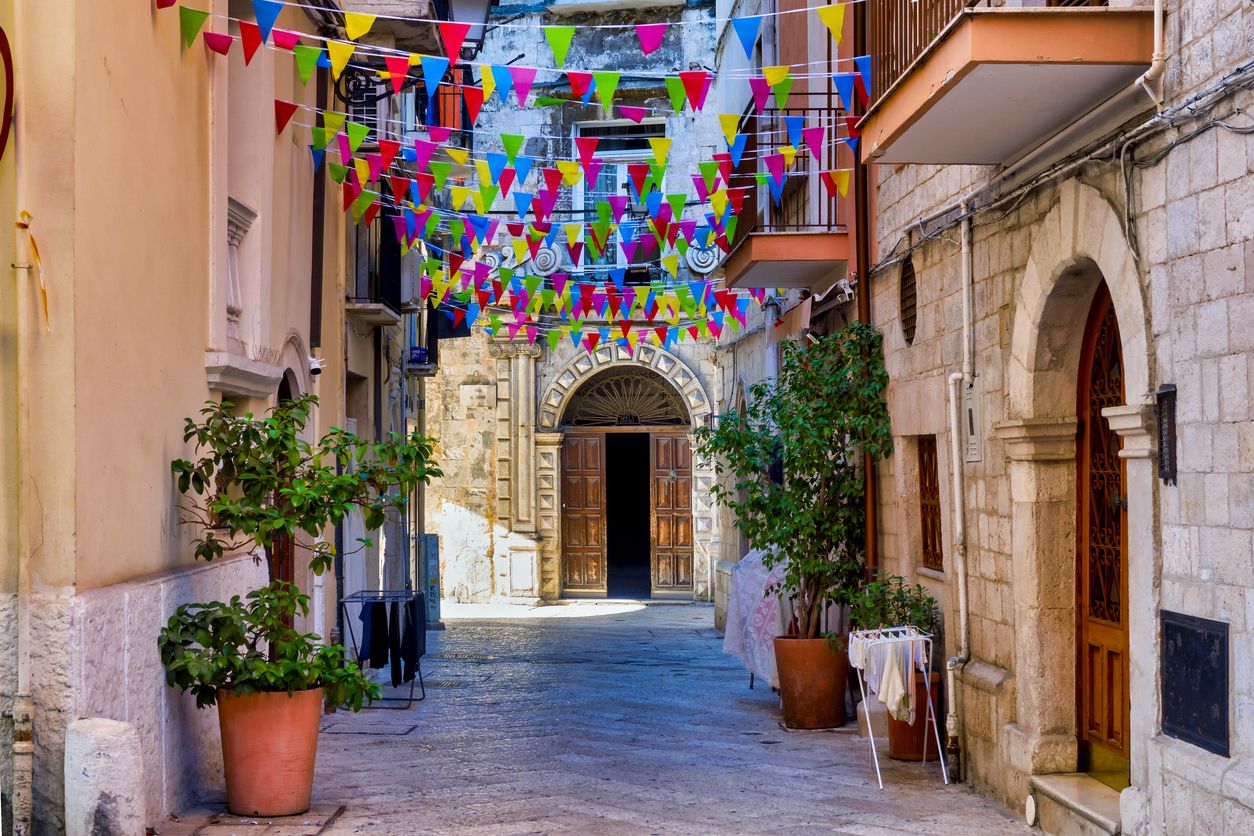 Bari parece haberse detenido el tiempo gracias a su belleza cautivadora.