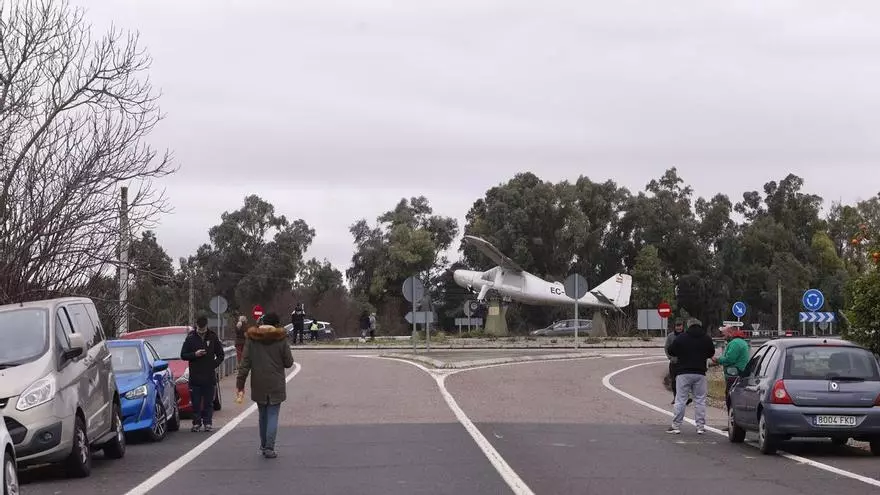 Control policial en la glorieta del aeropuerto