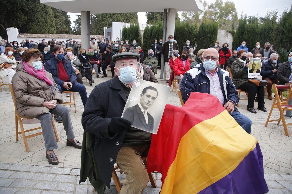 Velas en el cementerio de la Salud por las victimas del franquismo en Córdoba