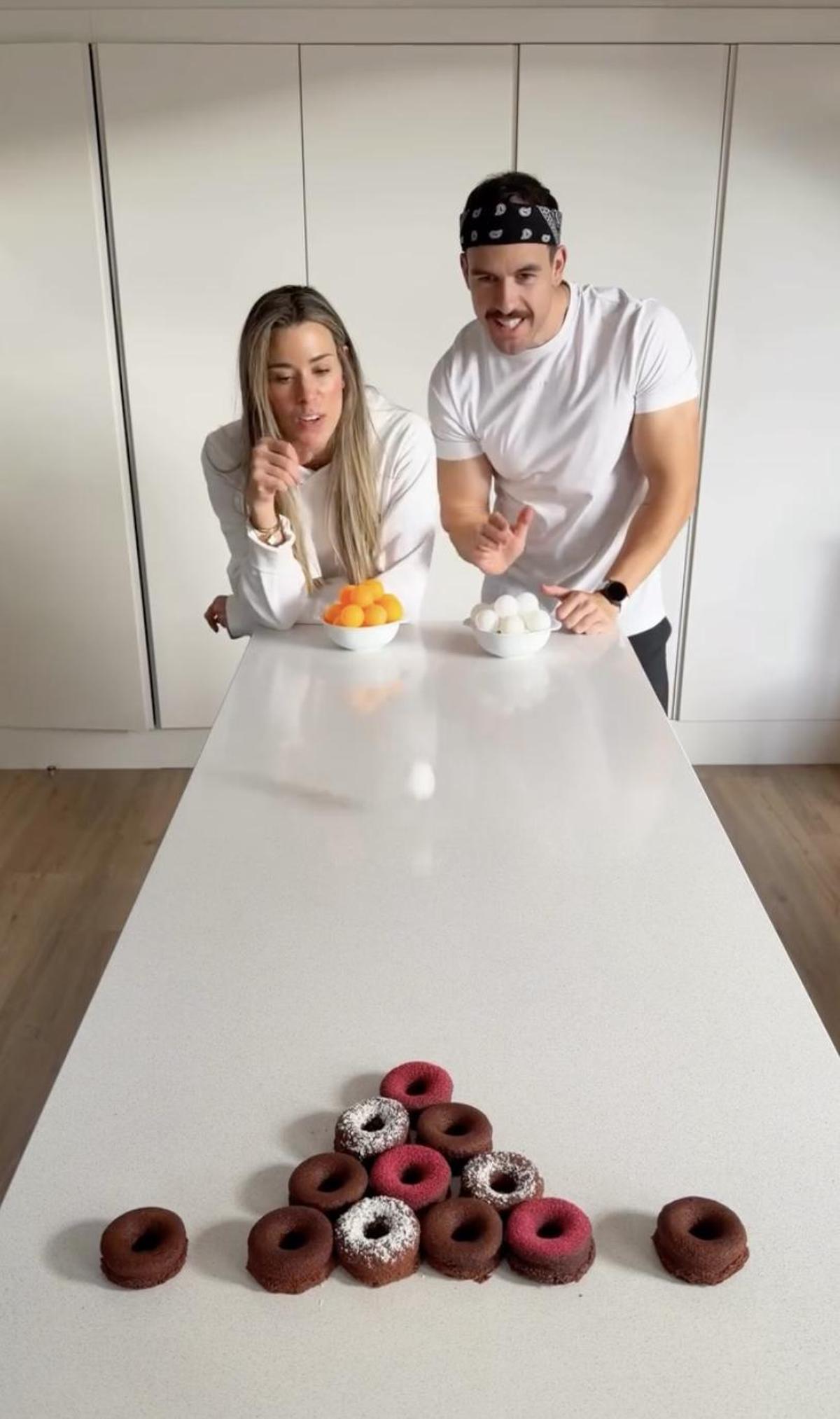 La gran isla central que separa la cocina del comedor de la casa de Marta Sanahuja