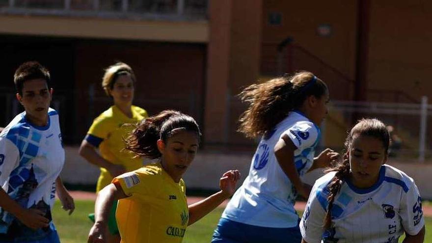 Saritilla, a punto de golpear el cuero durante el partido de ayer.