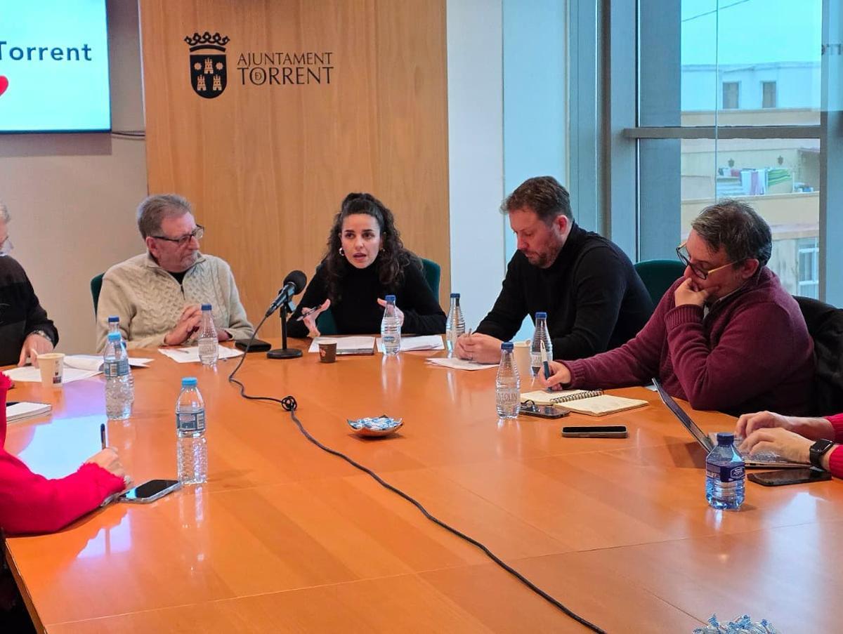 La concejala socialista Marina Olivares explica la moción en rueda de prensa.