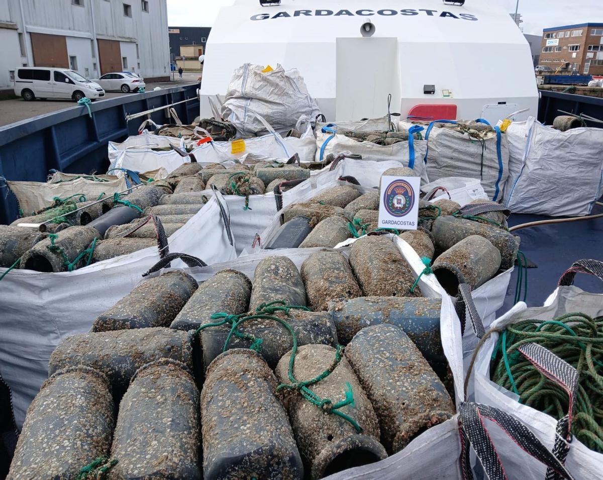 Un barco de Gardacostas
repleto de cacharros de pulpo
decomisados. | FdV