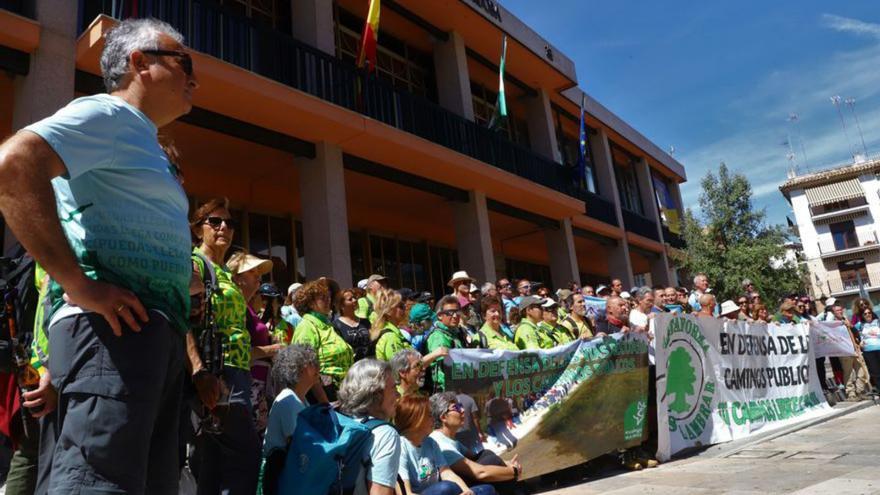 Concentración frente al Ayuntamiento por los caminos públicos, este domingo.