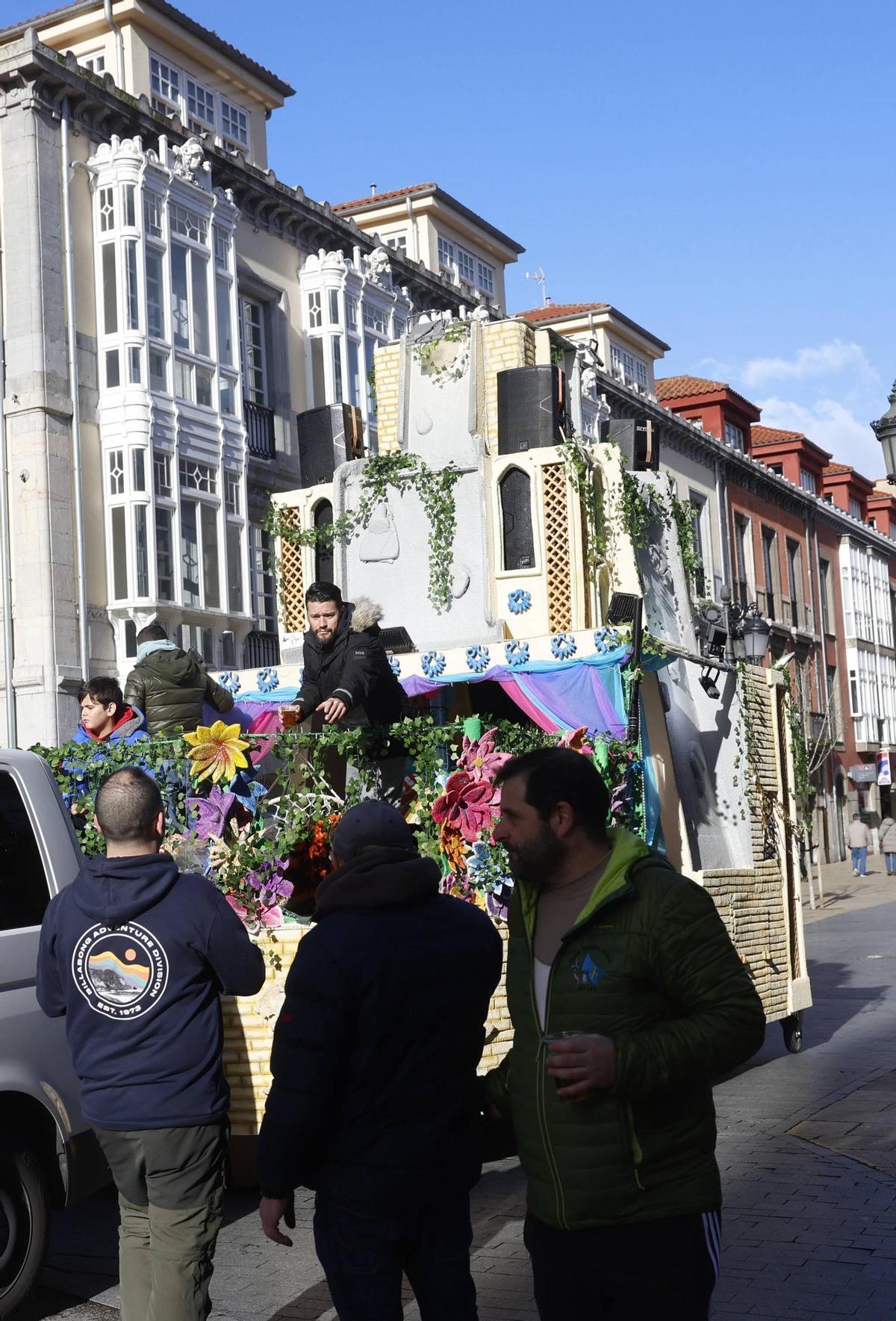 EN IMÁGENES: El 'ascenso' de los artilugios de Galiana llena las calles de Avilés