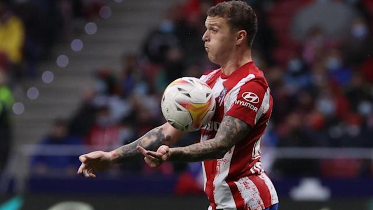 Trippier controla un balón con el pecho