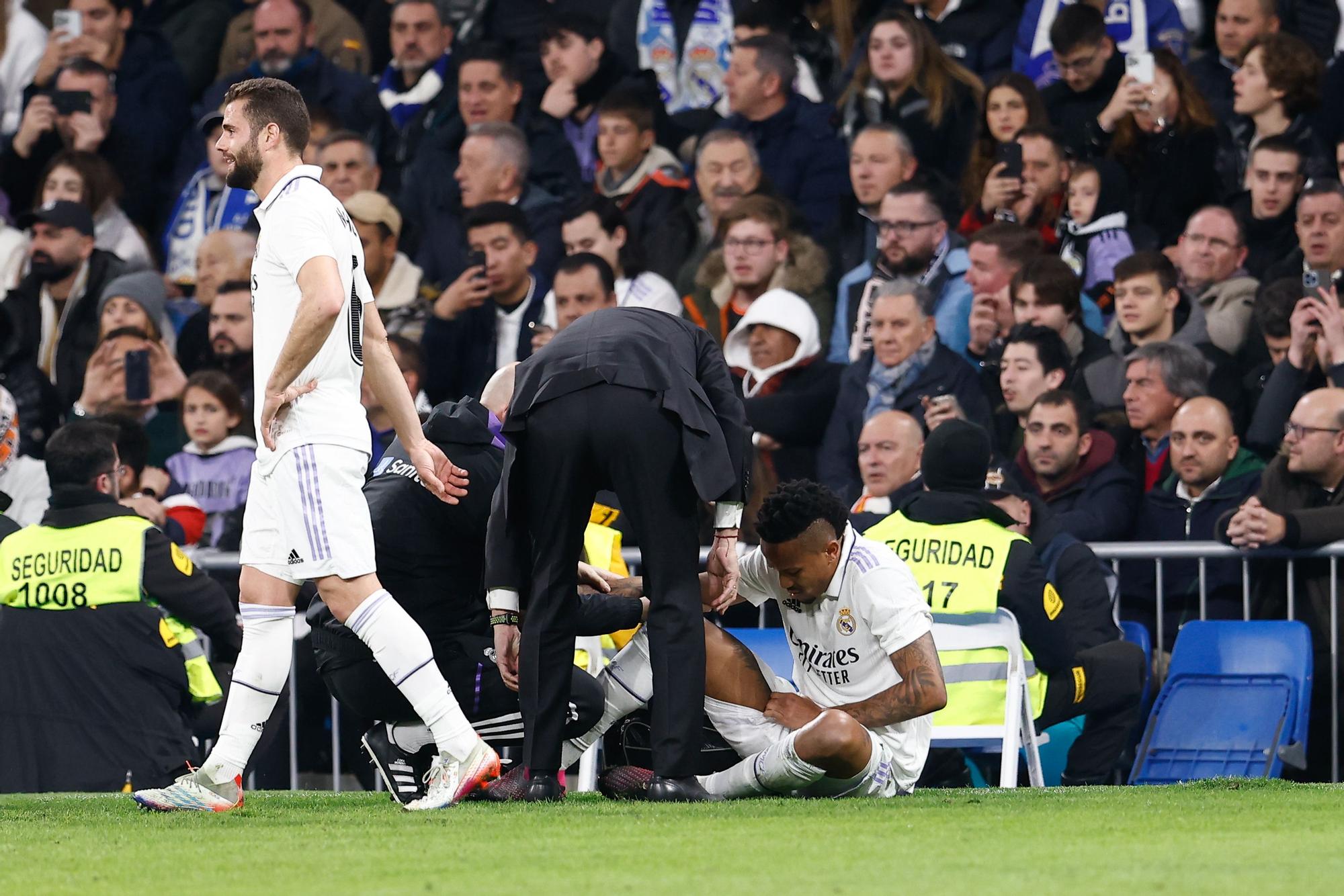 Militao es atendido en el partido ante el Valencia tras sufrir un problema muscular.