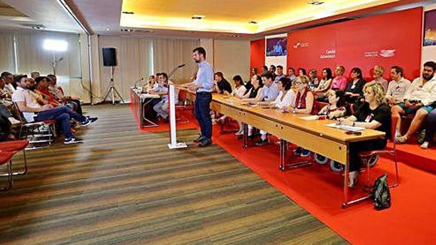 Fagúndez (a la izquierda, sentado), en el Comité Autonómico durante el discurso de Tudanca.