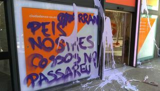 Arran lanza pintura contra las sedes de Cs y PP en Barcelona