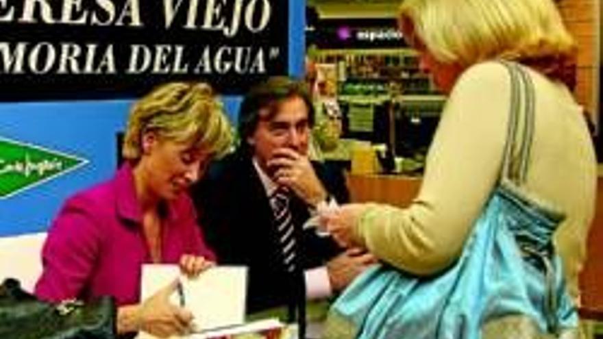 Teresa Viejo PERIODISTA Y ESCRITORA: &quot;En este país hay que buscar muy poco para encontrar grandes historias&quot;