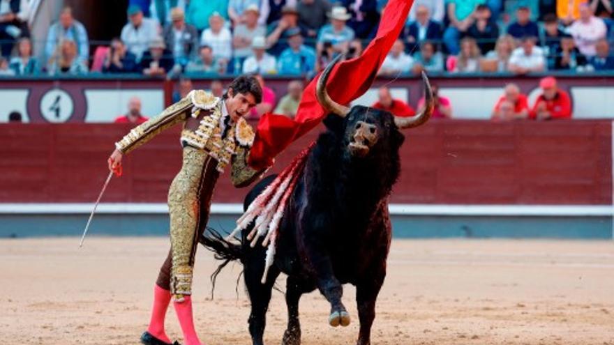 Solo un buen sobrero, desperdiciado, entre el tedio de una descastada y larga corrida