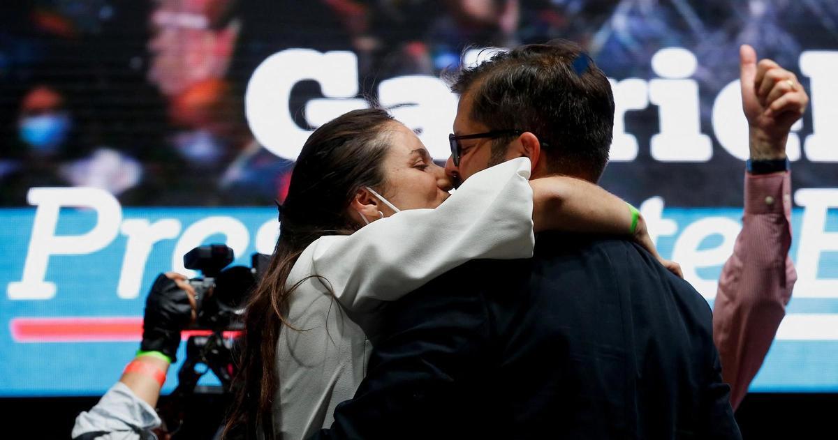 Gabriel Boric junto a su pareja, Irina Kamanos.jpg Gabriel Boric junto a su pareja, Irina Kamanos.jpg