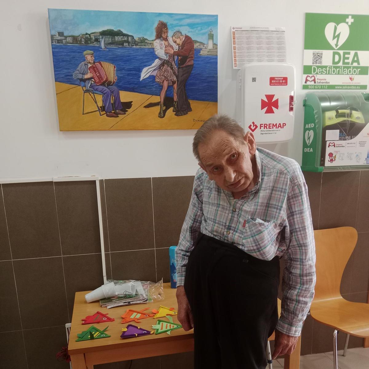 Gabino Sánchez, uno de los protagonistas del baile, junto al cuadro.