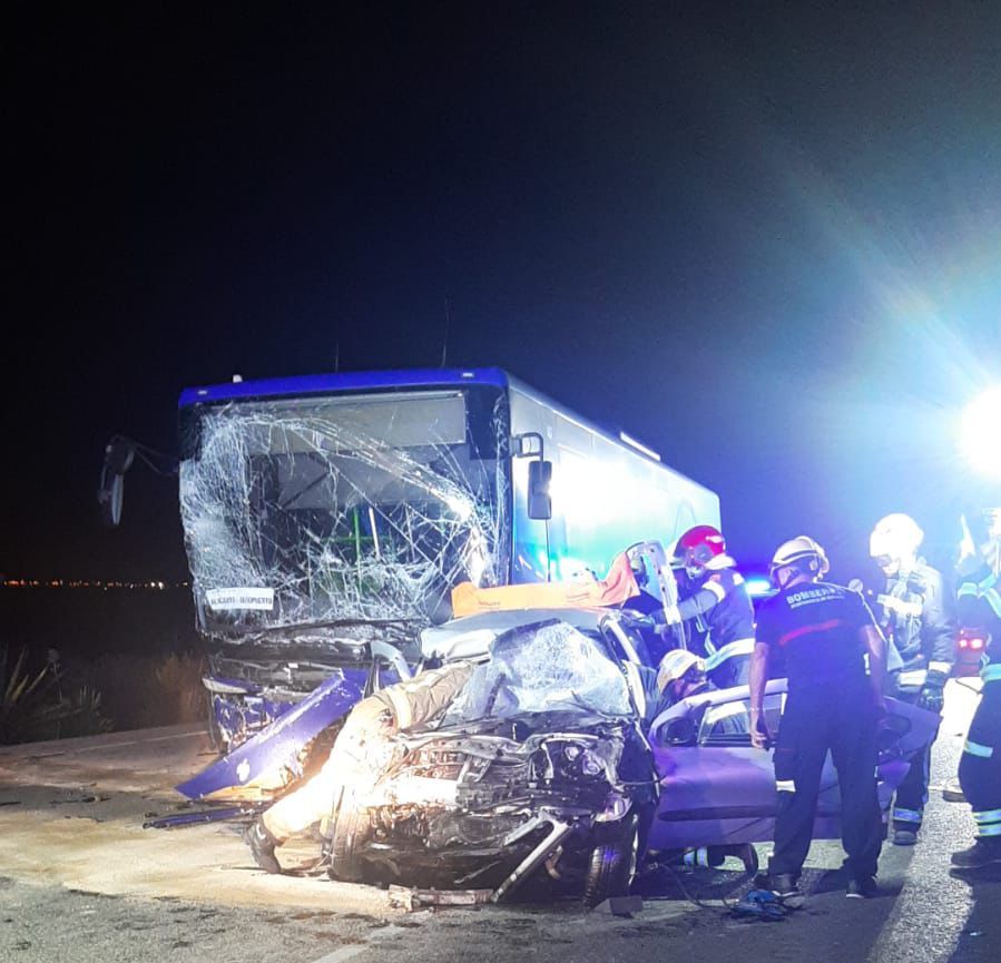 Un choque frontal entre un autobús y un turismo en la N-332 en Alicante deja dos heridos