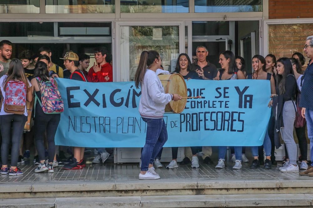 Protesta de profesores, padres y alumnos del IES Les Dunes para pedir un profesor, en una plaza que está vacante desde que comenzó el curso