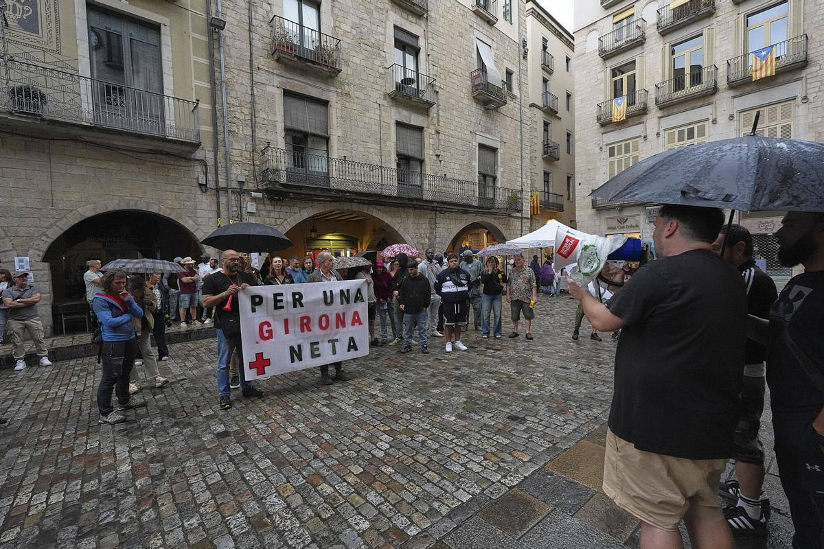 Girona plaça del Vi protesten els treballadors de Girona+Neta