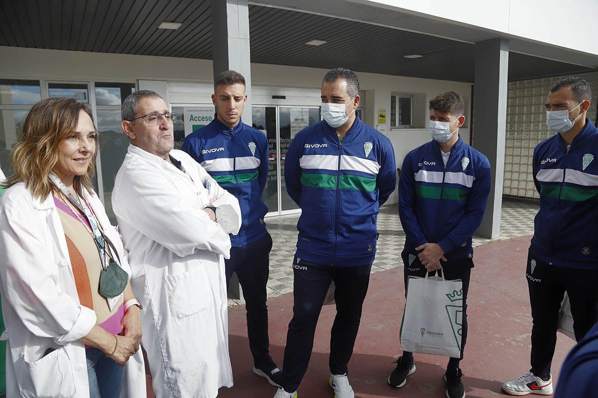 La visita del Córdoba CF al Hospital Reina Sofía en imágenes