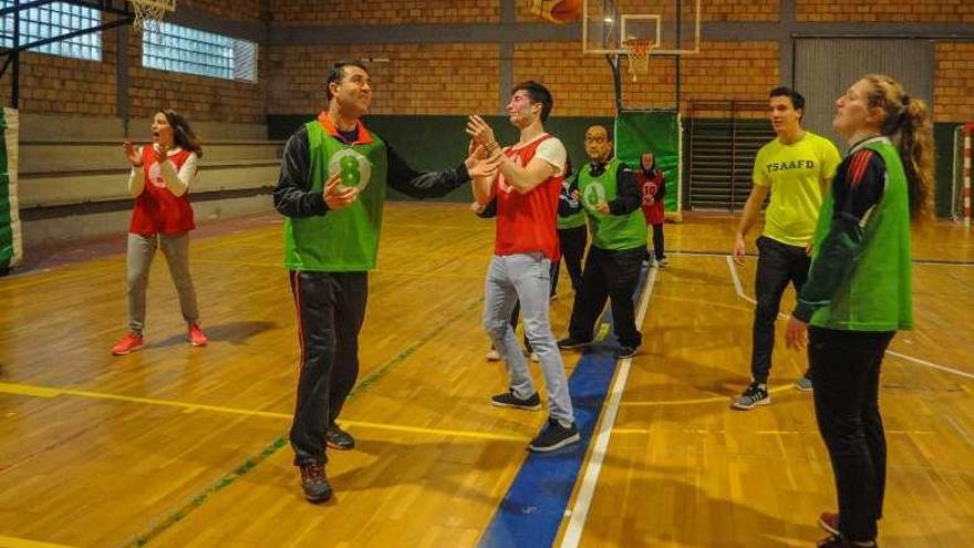 Los chicos también jugaron al baloncesto. // Iñaki Abella