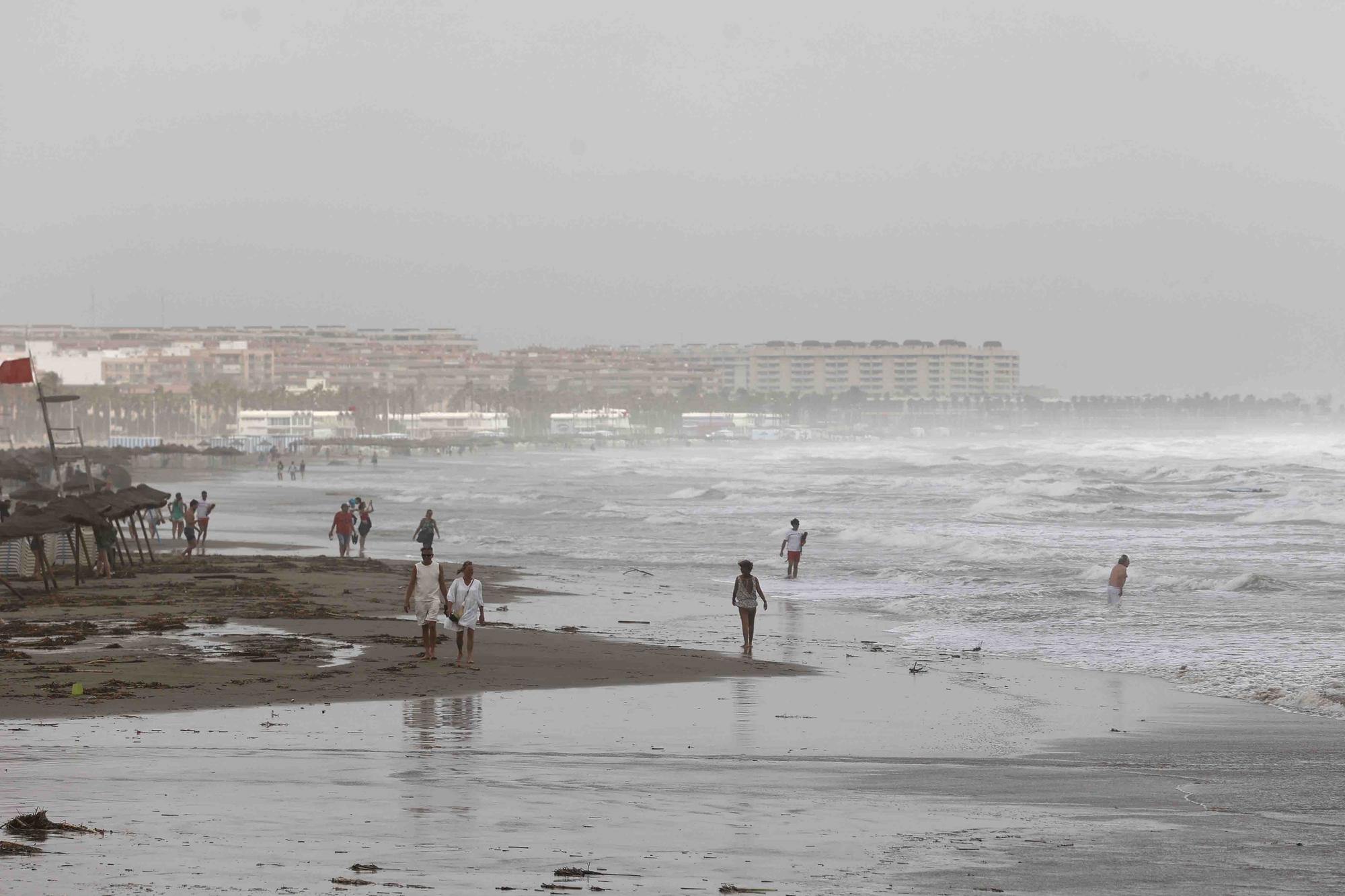 La playa de la Malvarrosa despues del temporal