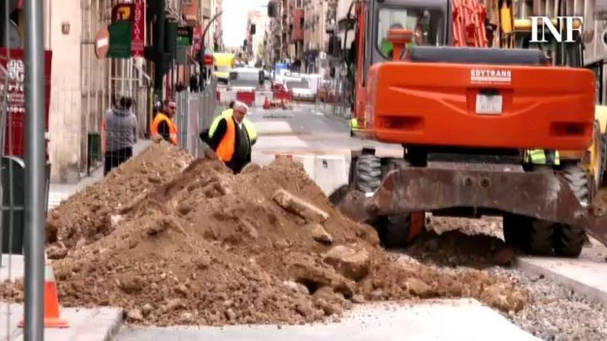 La calle Entenza de Alcoy ya está patas arriba por las obras