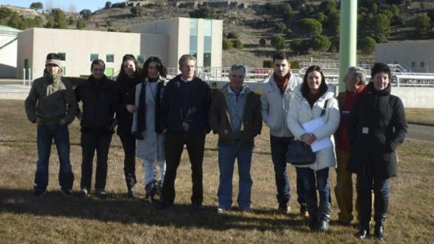 Los alumnos durante sus trabajos en materia forestal.