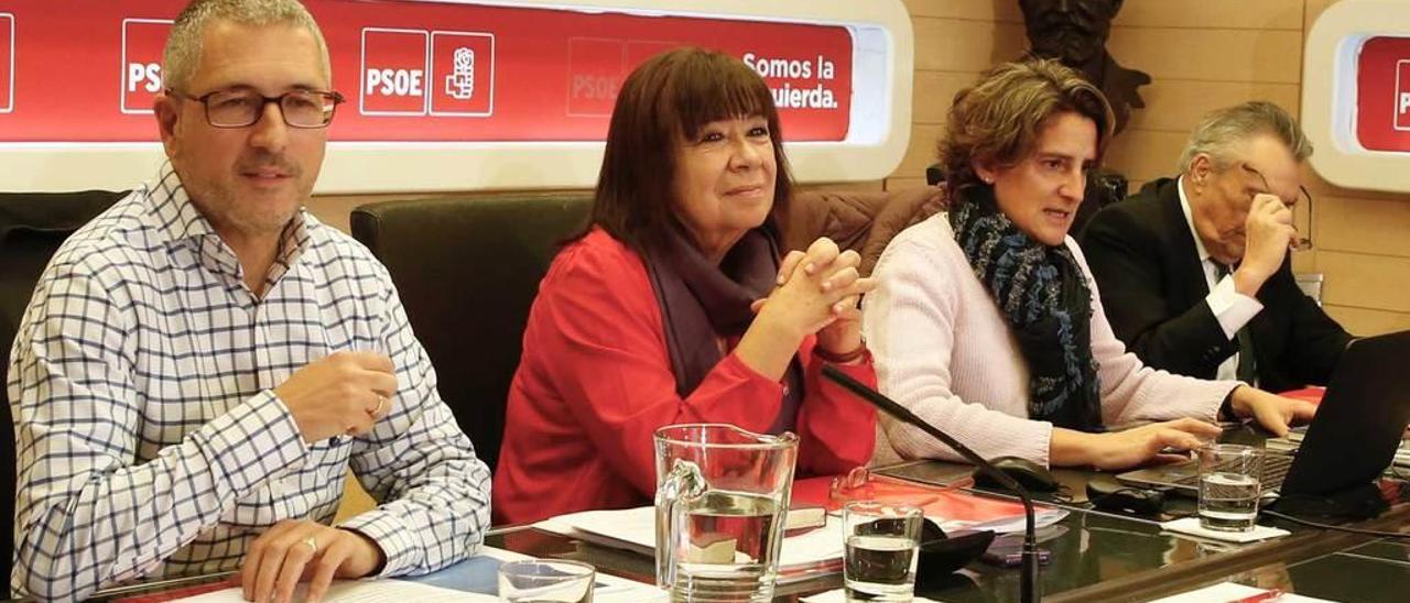 Por la izquierda, el asturiano Hugo Morán, Cristina Narbona y Teresa Ribera, en una reunión del Consejo Asesor de la Transición Energética el pasado diciembre.